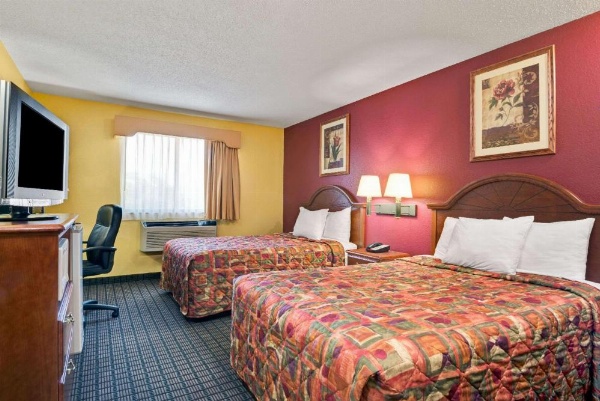 Days Inn by Wyndham Torrington image 13