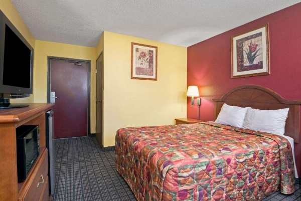 Days Inn by Wyndham Torrington image 14