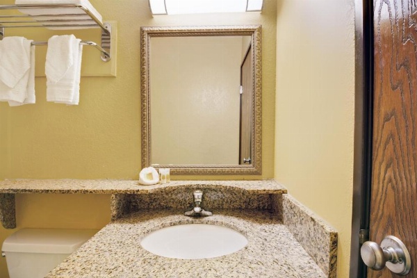 Days Inn by Wyndham Torrington image 18