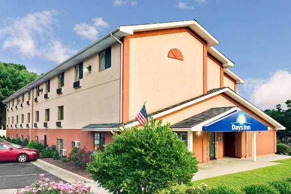 Days Inn by Wyndham Torrington image 2