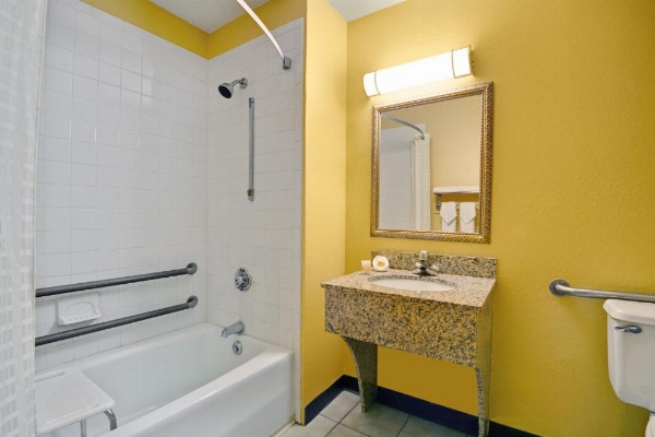 Days Inn by Wyndham Torrington image 21