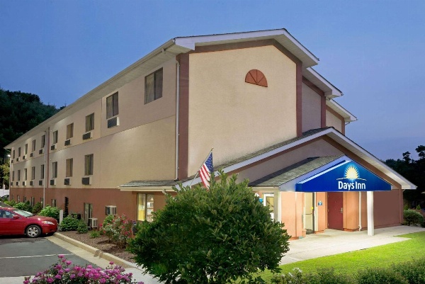 Days Inn by Wyndham Torrington image 3