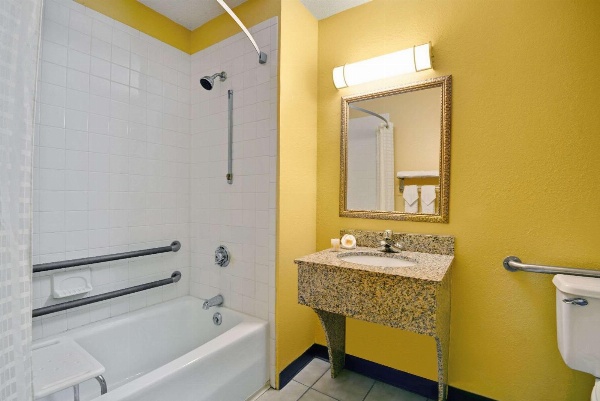 Days Inn by Wyndham Torrington image 7
